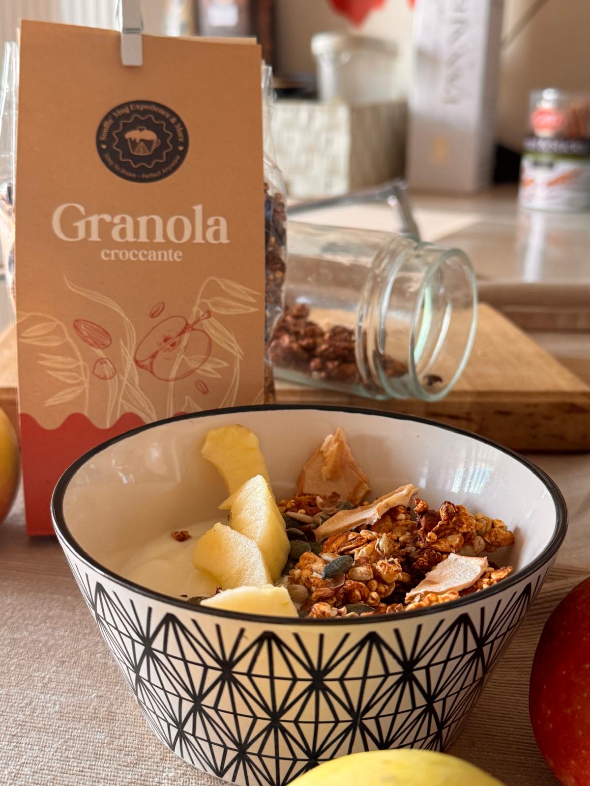 bowl di granola alle mele essicate sana e croccante senza glutine con yougurt bianco,mele fresche, nocciole