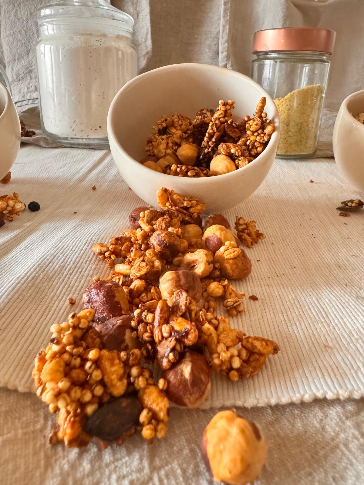 ciotola con granola alle nocciole degustata come snack