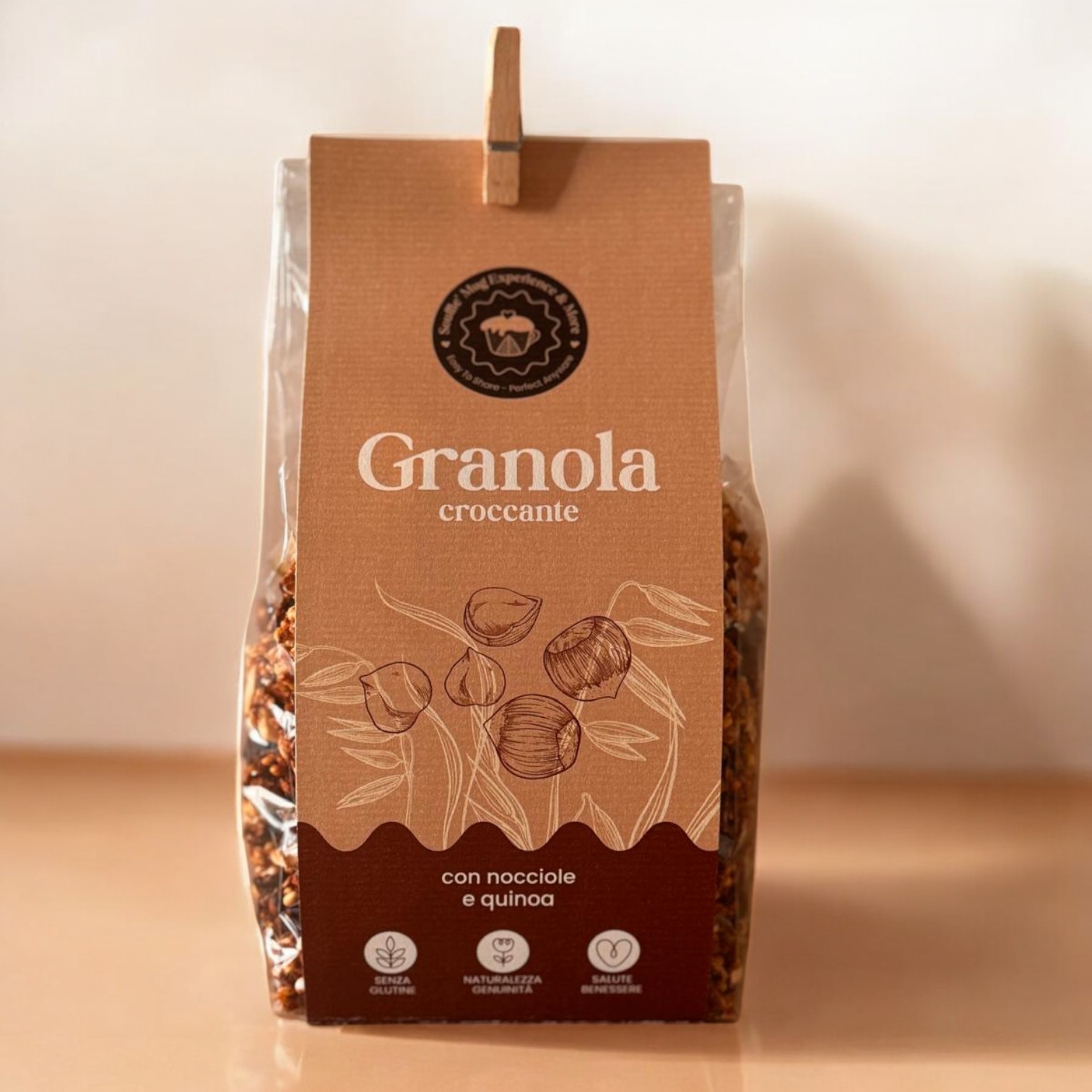 Confezione di granola croccante alle nocciole e quinoa senza glutine, dolcificata con sciroppo di riso, confezione da 250 g