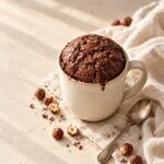 Mug cake al cioccolato e nocciola appena cotta nella tazza